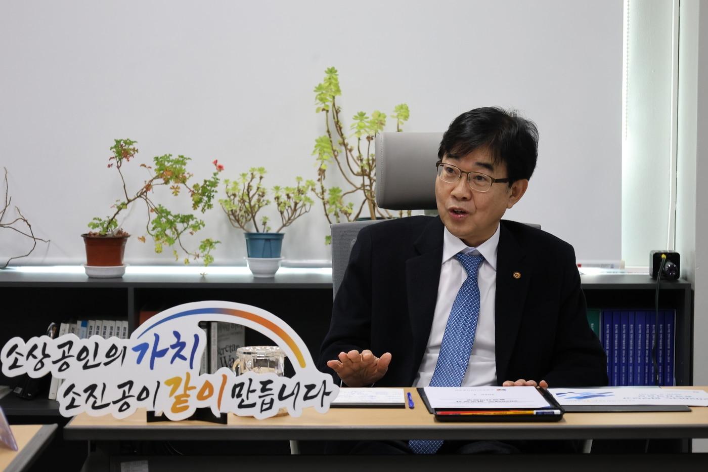 본문 이미지 - 충북 청주서 청년 소상공인과 간담회를 가진 인태연 소진공 이사장. (소상공인시장진흥공단 제공)