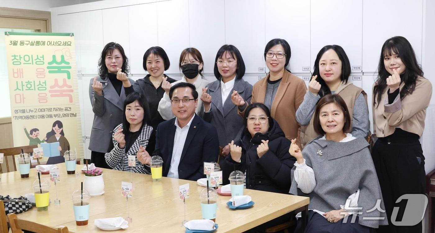 본문 이미지 - 박희조 동주청장이 동구살롱 간담회 참석자들과 포즈를 취하고 있다.(동구 제공. 재판매 및 DB금지)/뉴스1