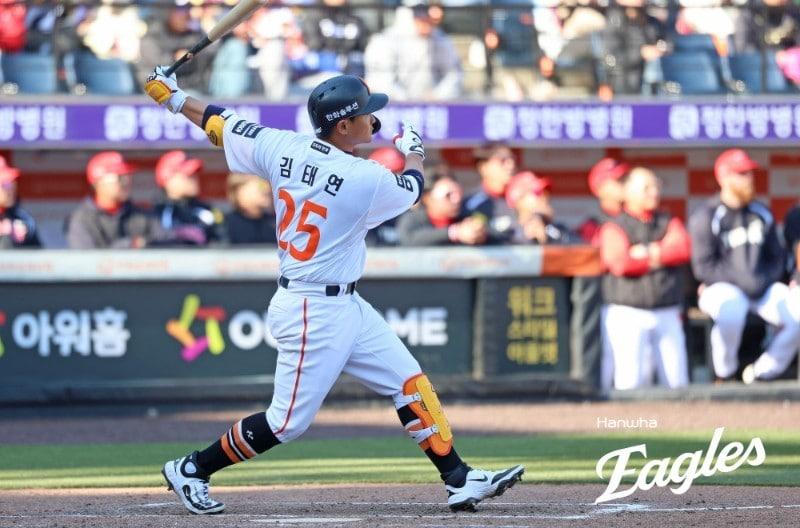 본문 이미지 - 한화 김태연이 19일 KIA와 시범경기에서 9회 끝내기 홈런을 때리고 있다.(한화 이글스 제공)
