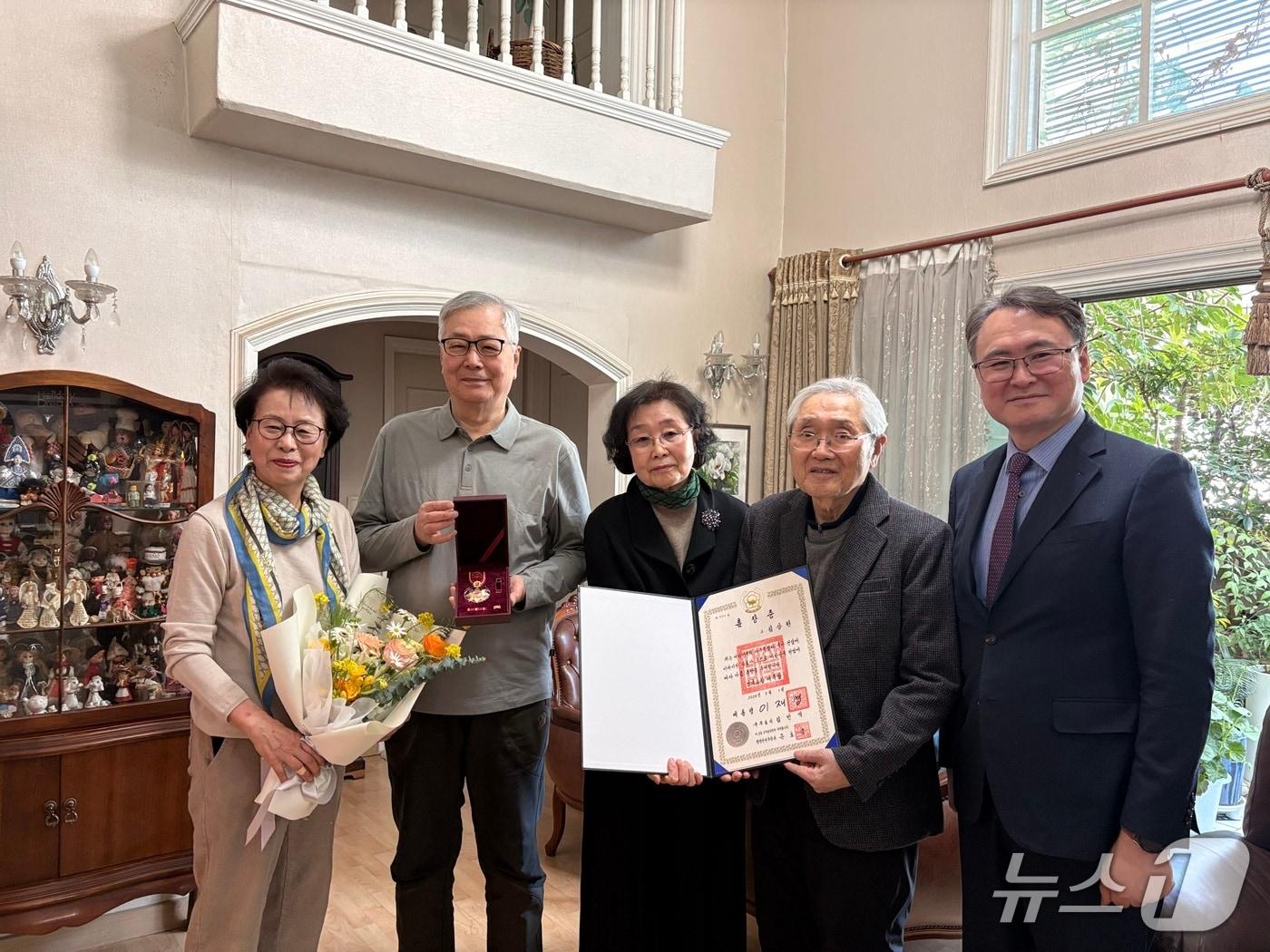 본문 이미지 - 국가보훈부 서울지방보훈청은 19일 3·1절 107주년을 맞아 독립유공자 고(故) 심상원 지사의 유족에게 건국훈장 애족장을 전달했다. 2026.3.19./ⓒ 뉴스1(서울지방보훈청 제공)