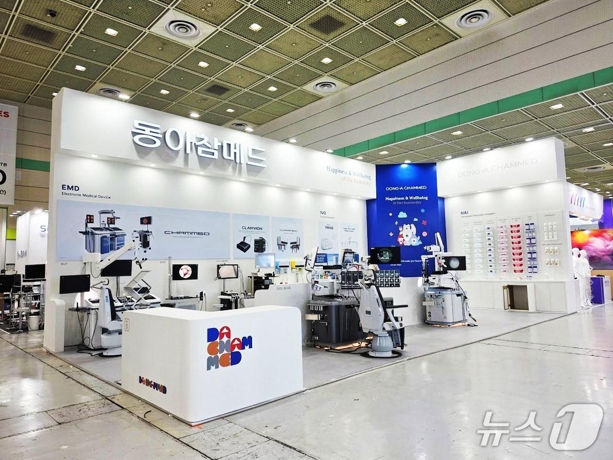 본문 이미지 - 동아참메드는 오는 22일까지 서울 코엑스에서 개최되는 제41회 국제의료기기∙병원설비전시회 'KIMES 2026'(키메스 2026)에 참가한다고 19일 밝혔다.(동아참메드 제공)