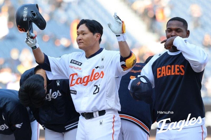 본문 이미지 - 한화 김태연이 19일 KIA전에서 끝내기 홈런을 친 뒤 관중에게 인사하고 있다.(한화 이글스 제공)