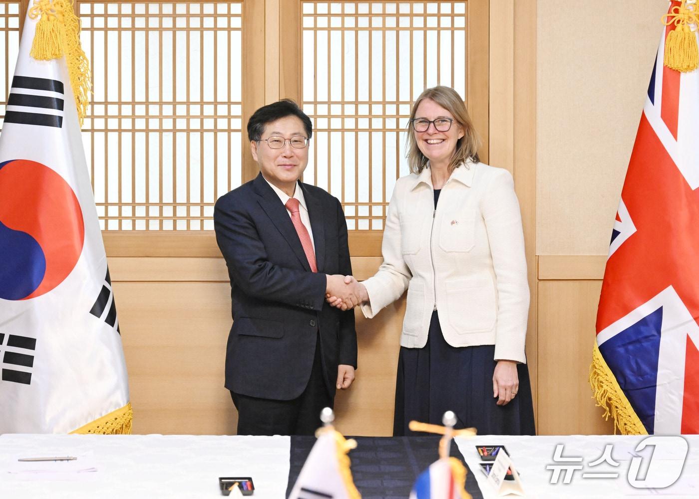본문 이미지 - 19일 정부서울청사에서 열린 '제2차 한영 경제금융대화'에서 최지영 재정경제부 국제경제관리관과 린지 화이트 영국 재무부 국제차관보가 기념촬영을 하고 있다(재경부 제공). 2026.3.19/뉴스1