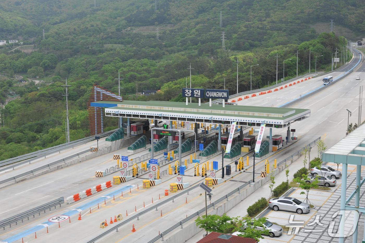 본문 이미지 - 창원~부산간 민자도로(지방도 1030호선) 창원요금소 전경(경남도 제공. 재판매 및 DB금지).