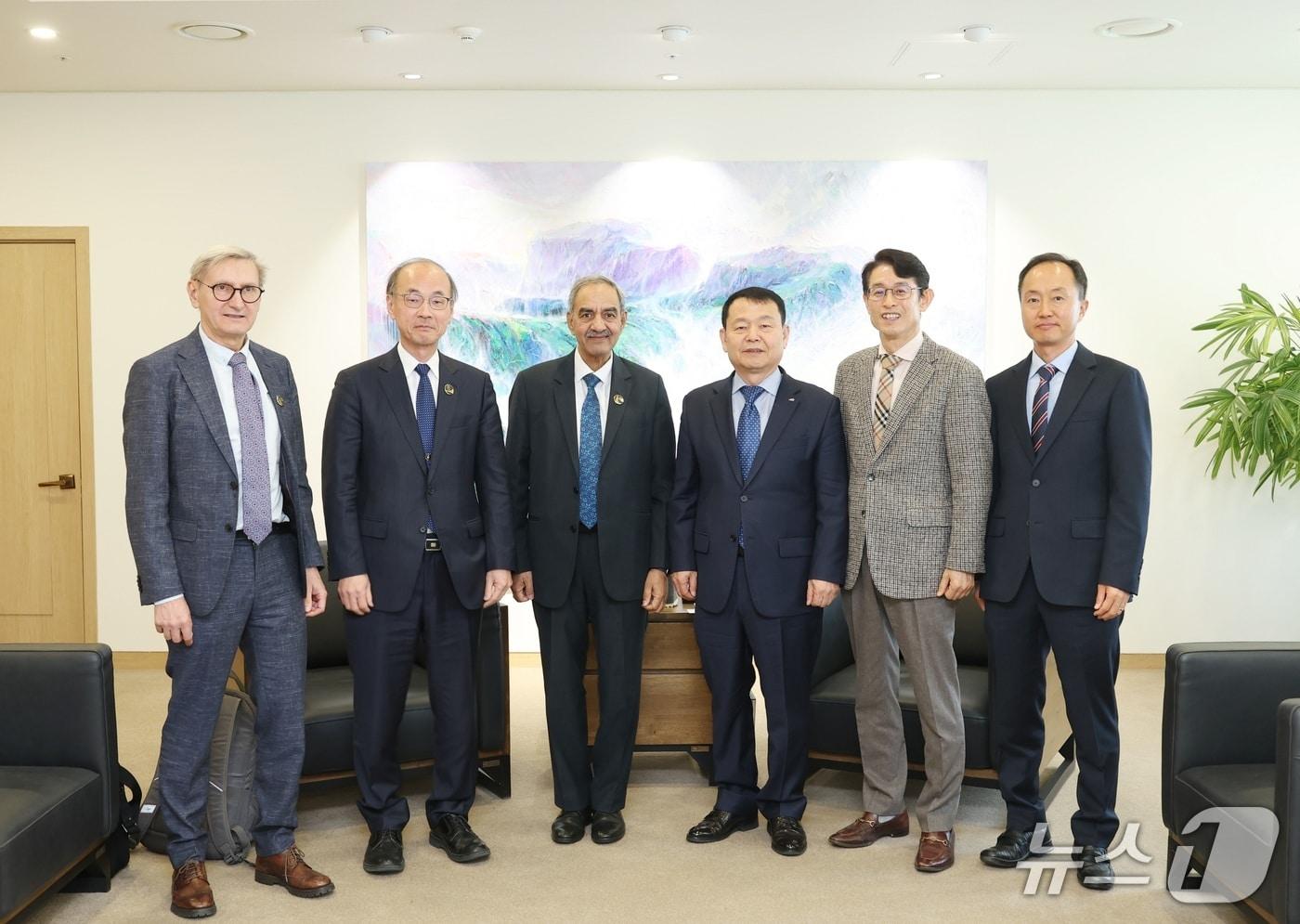 본문 이미지 - 오른쪽 세 번째부터 한국수자원공사 윤석대 사장, 국제대댐회 데벤드라 쿠마르 샤르마 총재, 테츠야 수미 부총재, 프레데릭 코레제 사무총장.( 한국수자원공사 제공. 재판매 및 DB금지)/뉴스1