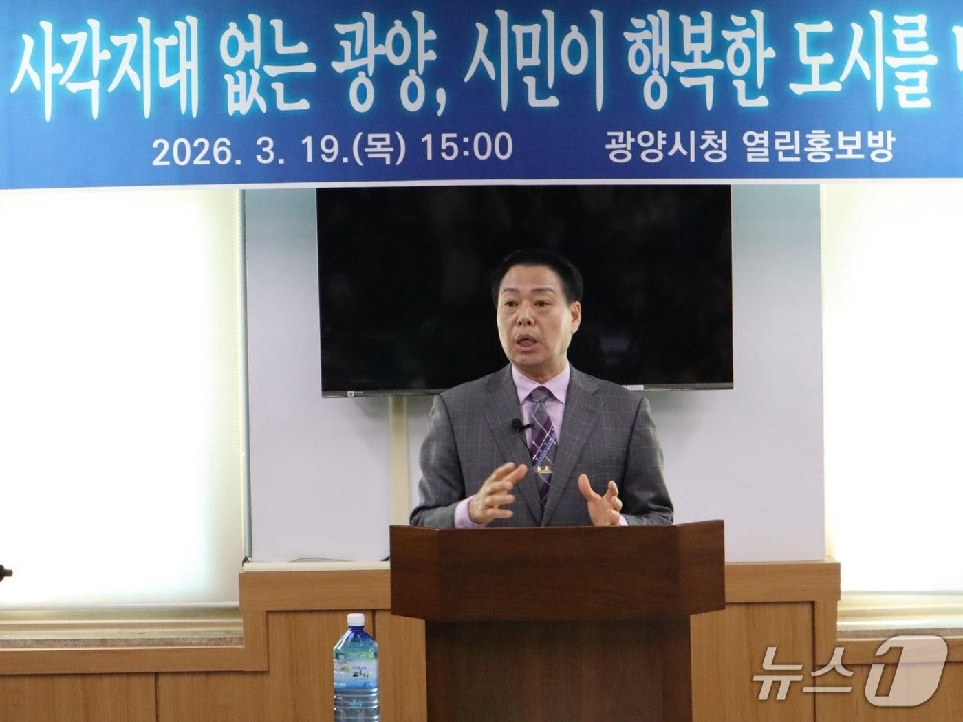 본문 이미지 - 박성현 광양시장 예비후보가 19일 광양시청에서 기자회견을 열고 복지분야에 대한 공약을 발표하고 있다. (독자 제공. 재판매 및 DB금지)