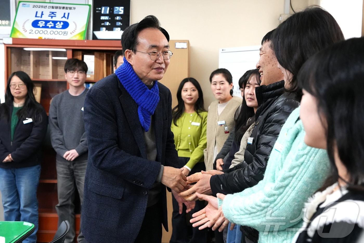 본문 이미지 - 19일 제9회 전국동시지방선거 나주시장 예비후보로 등록한 윤병태 나주시장이 시청 직원들과 인사를 나누고 있다.(나주시 제공, 재배포 및 DB 금지) ⓒ 뉴스1