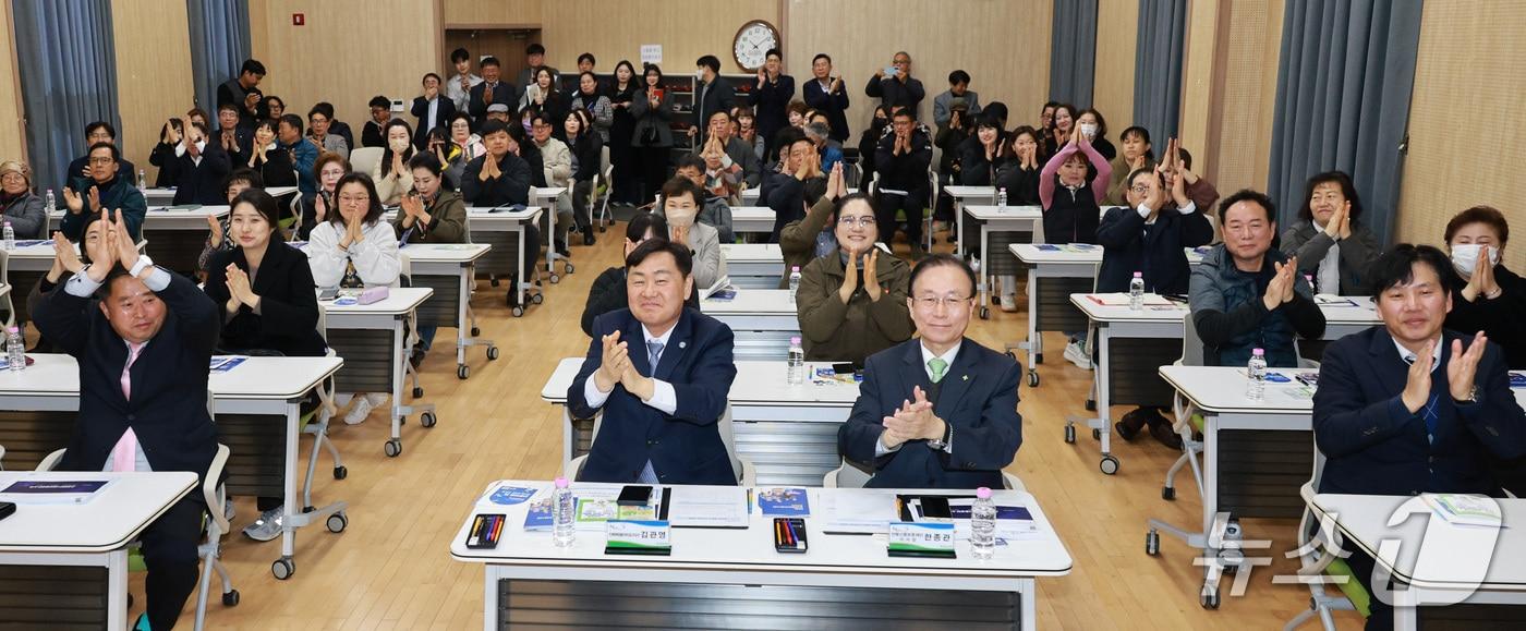 본문 이미지 - 19일 전북 정읍시 내장상동공감플러스센터에서 '소상공인 지원정책 통합설명회'가 열린 가운데 김관영 도지사와 참석자들이 박수를 치고 있다.(전북도 제공. 재판매 및 DB금지)/뉴스1  