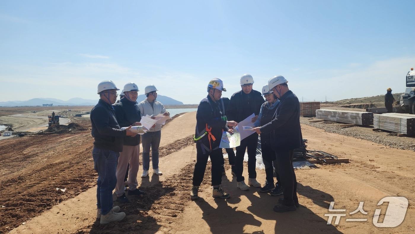 본문 이미지 - 국립새만금수목원 조성 현장에서 현장토론회를 진행하고_있다. (산림청 제공. 재판매 및 DB금지)/뉴스1