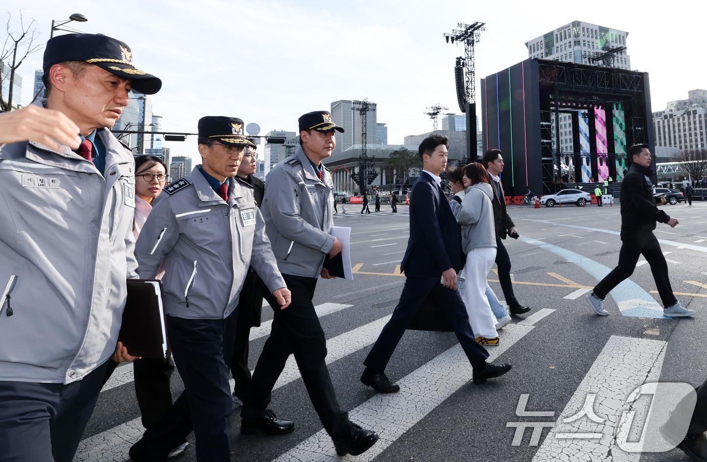 본문 이미지 - 유재성 경찰청장 직무대행이 19일 오후 오는 21일 방탄소년단(BTS) 컴백 공연이 열리는 서울 종로구 광화문광장 일대를 현장점검하고 있다. 2026.3.19 ⓒ 뉴스1 최지환 기자