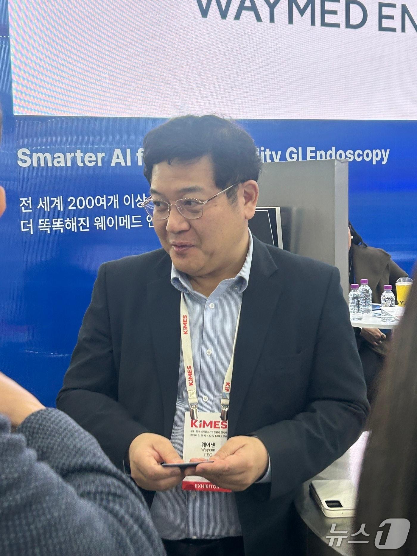 본문 이미지 - 김경남 웨이센 대표가 19일 서울 코엑스에서 열린 제41회 국제의료기기·병원설비전시회 '키메스 2026'(KIMES 2026)에서 고객에 자사 제품을 소개하고 있다. 2026. 3. 19/뉴스1 문대현 기자