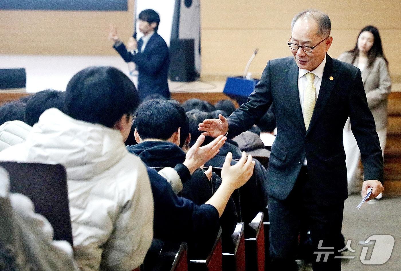 본문 이미지 - 이재용 영남이공대 총장이 '신입생 웰컴 토크 콘서트'에서 신입생들과 손을 부딪히며 인사를 나누고 있다. (영남이공대 제공. 재판매 및 DB금지)