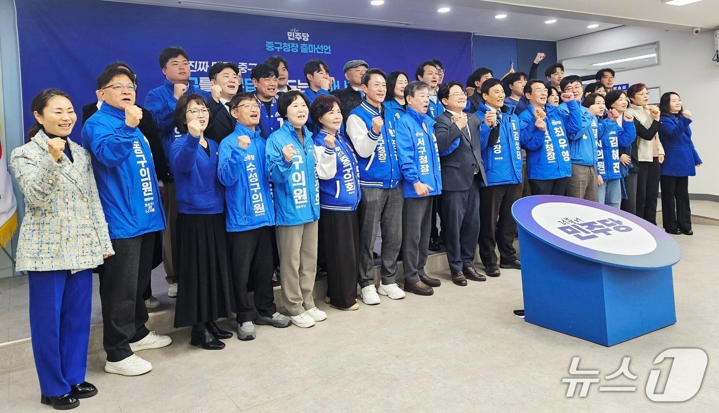 본문 이미지 - 더불어민주당 불모지로 분류되는 대구에서 6·3 지방선거를 70여일 앞두고 민주당 소속 기초단체장 출마자의 퍼즐이 맞춰지는 모양새다. 사진은 대구 기초단체장과 지방의원에 도전하는 민주당 후보들. 2026.3.18/뉴스1 남승렬 기자