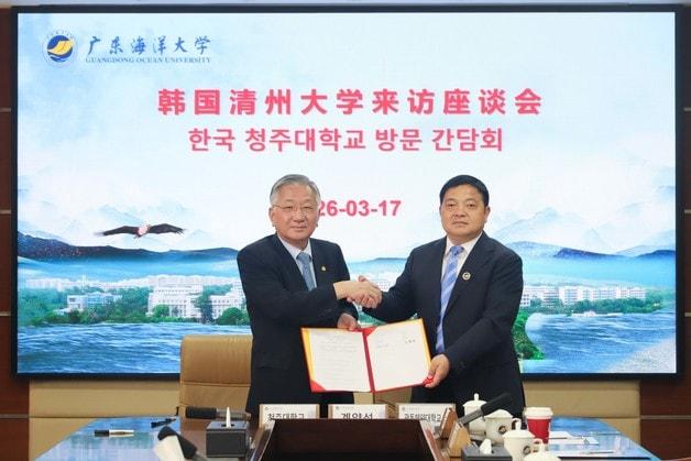 본문 이미지 - 김윤배 청주대학교 김윤배 총장(왼쪽)이 중국 광동해양대학교 유문화 총장과 협정을 맺은 뒤 기념 촬영을 하고 있다.(청주대학교 제공. 재판매 및 DB금지)