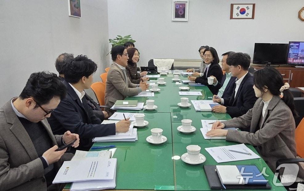 본문 이미지 - 광주시·전남도의회 관계자들이 통합의회 구성을 위한 실무회의를 열고 있다.(전남도의회 제공, 재판매 및 DB금지)/뉴스1