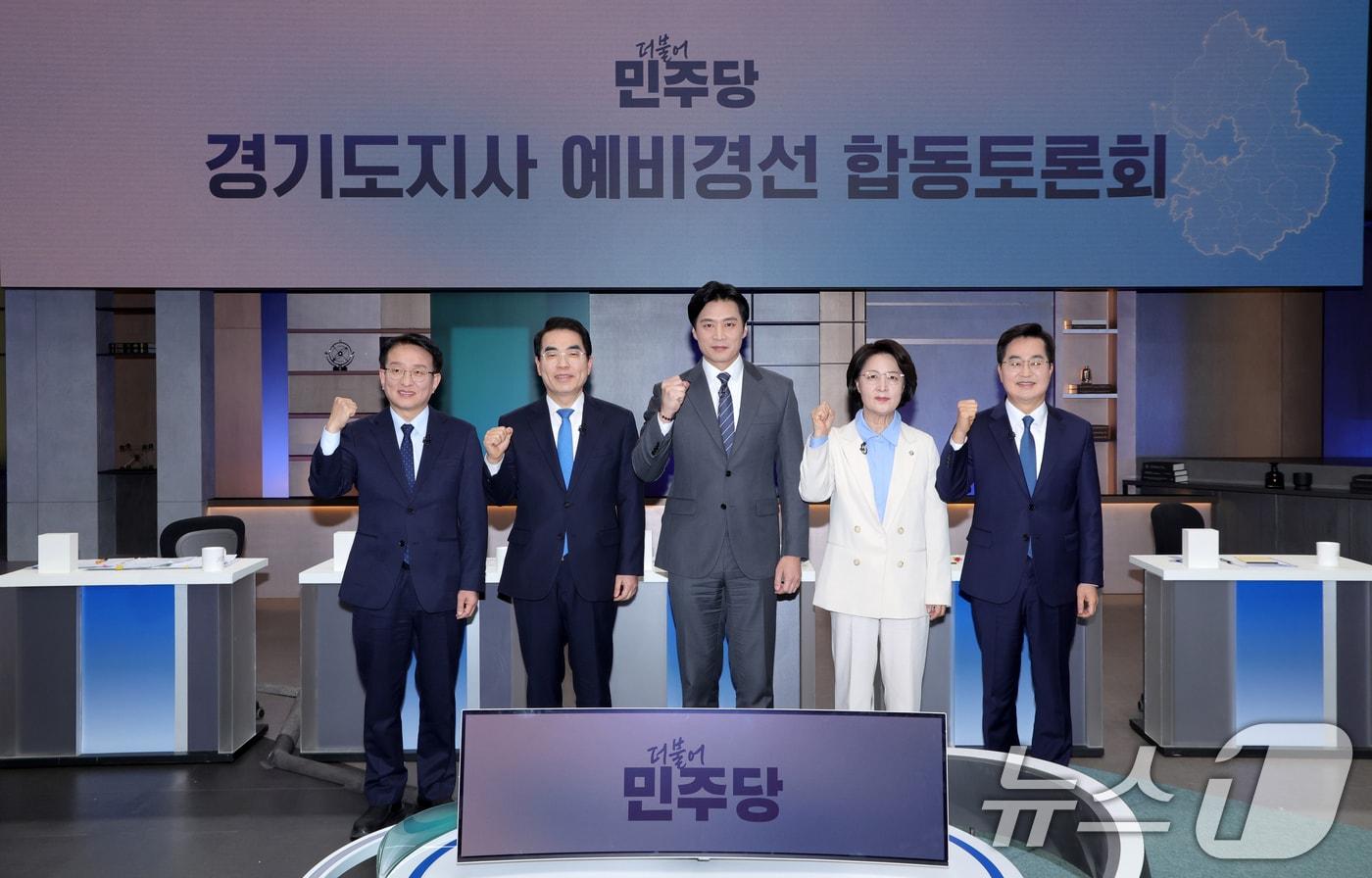 본문 이미지 - 지난 19일 서울 마포구 JTBC에서 열린 더불어민주당 경기도지사 예비경선 합동토론회에서 예비후보들이 기념사진을 찍고 있다. ⓒ 뉴스1 국회사진기자단