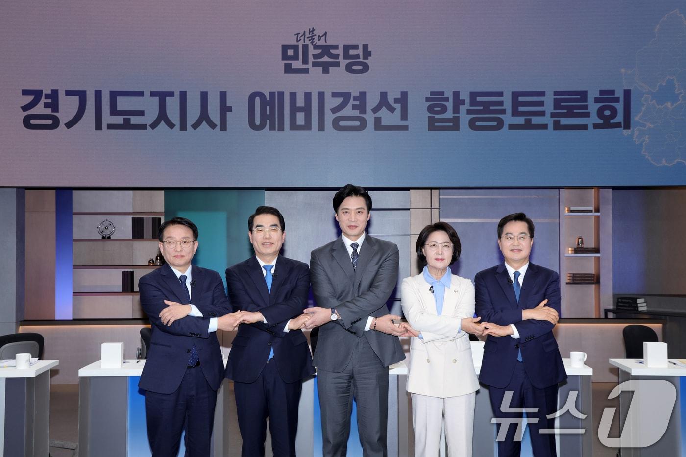 본문 이미지 - 19일 서울 마포구 JTBC에서 열린 더불어민주당 경기도지사 예비경선 합동토론회에서 예비후보들이 기념사진을 찍고 있다. 왼쪽부터 권칠승 의원, 양기대 전 의원, 한준호·추미애 의원, 김동연 경기도지사. 2026.3.19 ⓒ 뉴스1 국회사진기자단