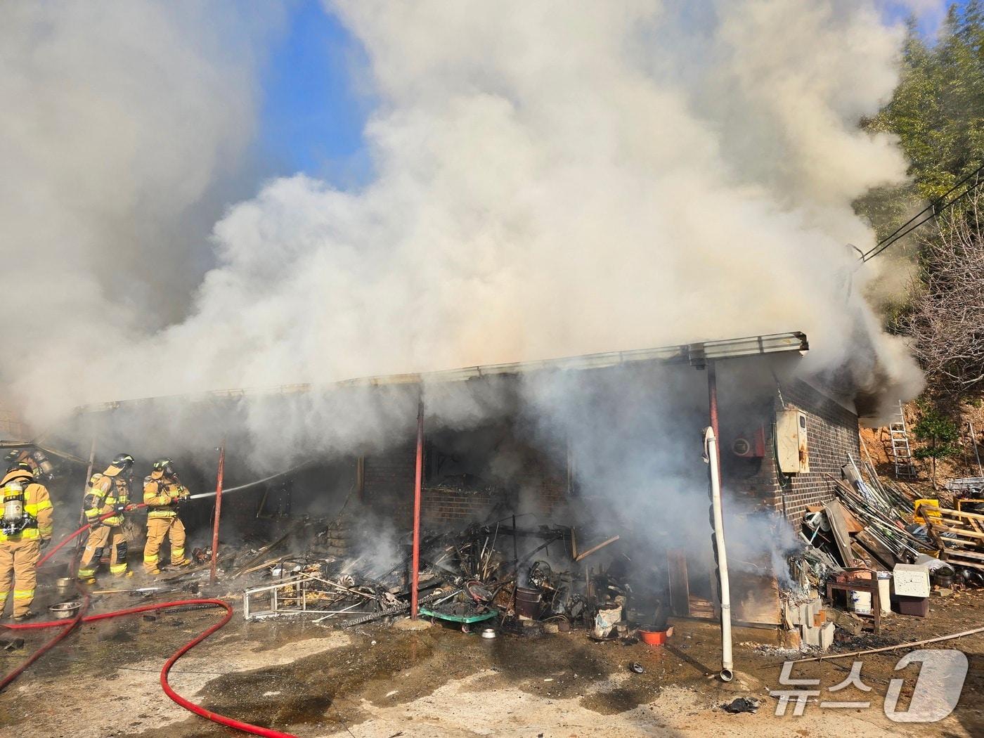 본문 이미지 - 19일 오전 9시 16분께 전북 군산시 옥산면의 한 주택에서 불이 났다.(전북소방본부 제공. 재판매 및 DB금지)