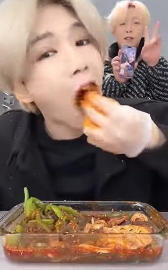 본문 이미지 - 중국의 유명 인플루언서 '루하'(鹿哈)가 라이브 커머스를 통해 홍보한 '공차이 첸청두'.(유튜브 갈무리)