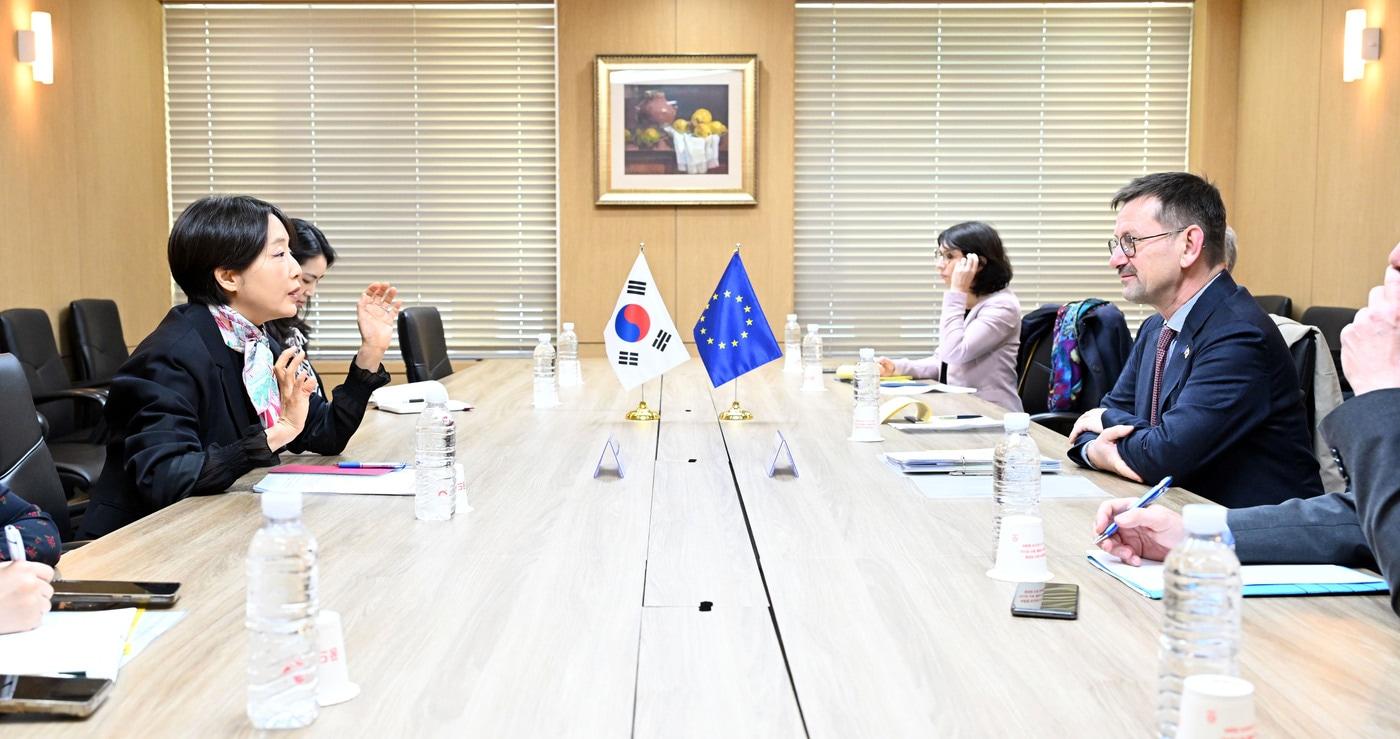 본문 이미지 - 외교부는 19일 정의혜 차관보가 방한 중인 에릭 쿠르츠바일 유럽연합(EU) 대외관계청(EEAS) 아태실장을 접견했다고 밝혔다. (외교부 제공)