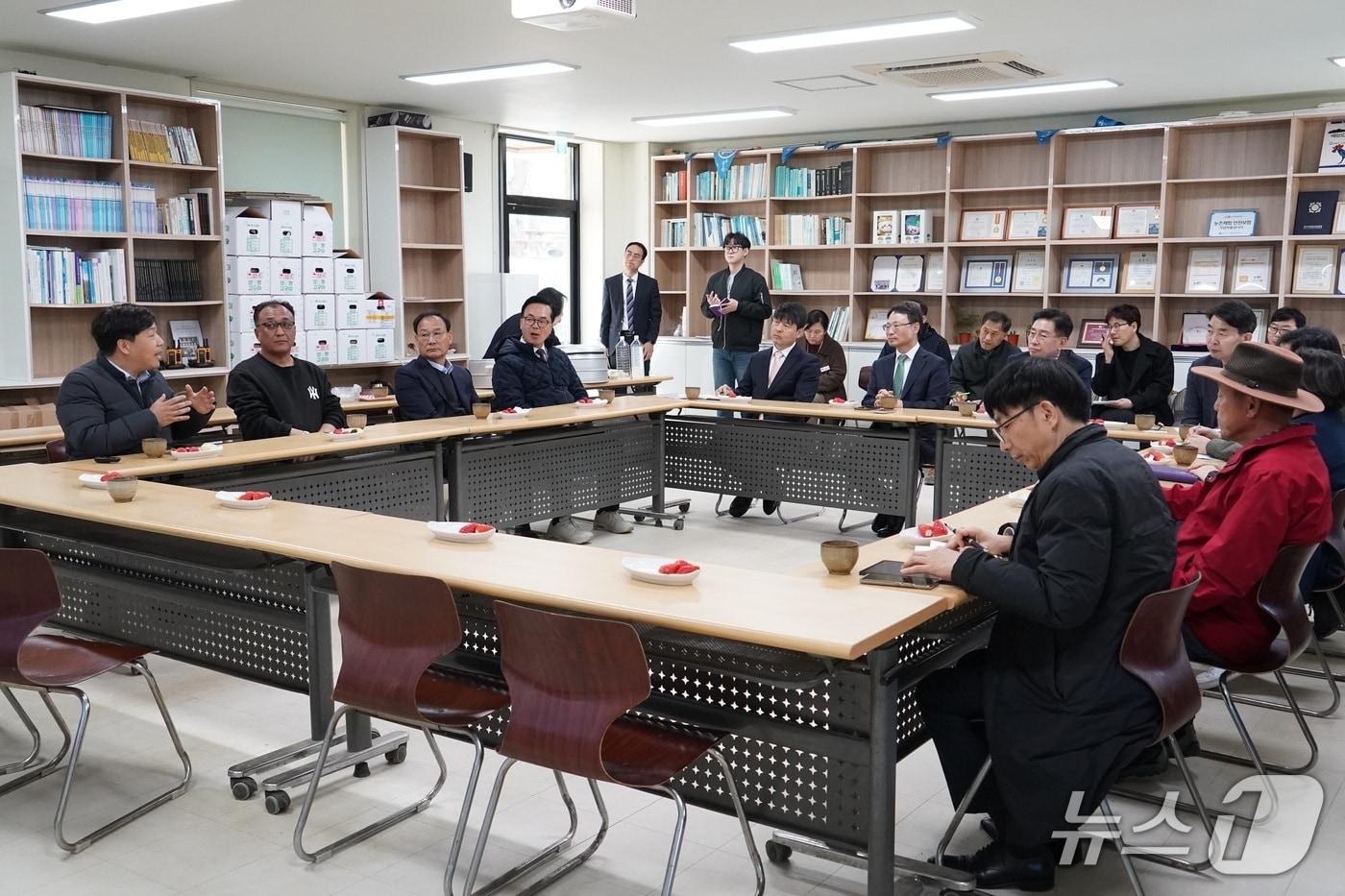 본문 이미지 - 박은식 산림청장이 경기 양평군에서 임업인들과 산림 현장 애로사항을 청취하고 있다. (산림청 제공. 재판매 및 DB 금지)/뉴스1