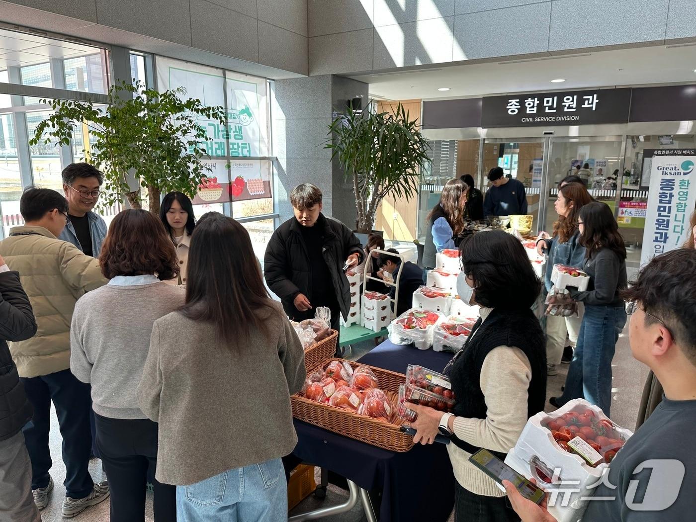 본문 이미지 - 익산시청 1층에 마련된 '익산 로컬푸드 농가 상생 직거래 장터'가 시민들로 북적이고 있다.(익산시 제공. 재판매 및 DB 금지)