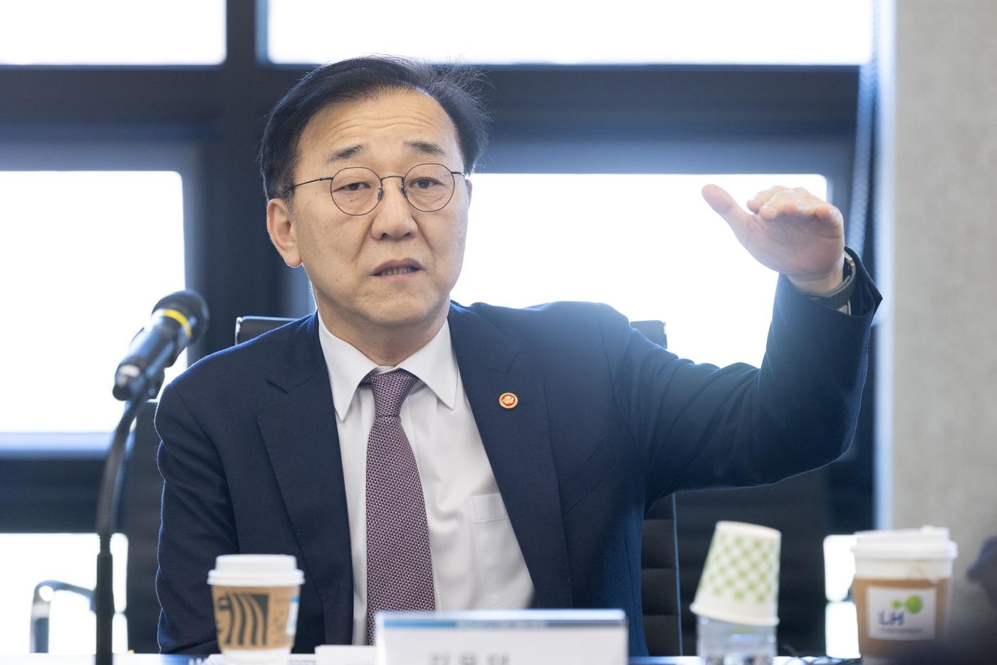 본문 이미지 - 김윤덕 국토교통부 장관이 19일 남양주왕숙 공공주택지구를 찾아 공정 현황을 점검하고 있다(국토교통부 제공).ⓒ 뉴스1