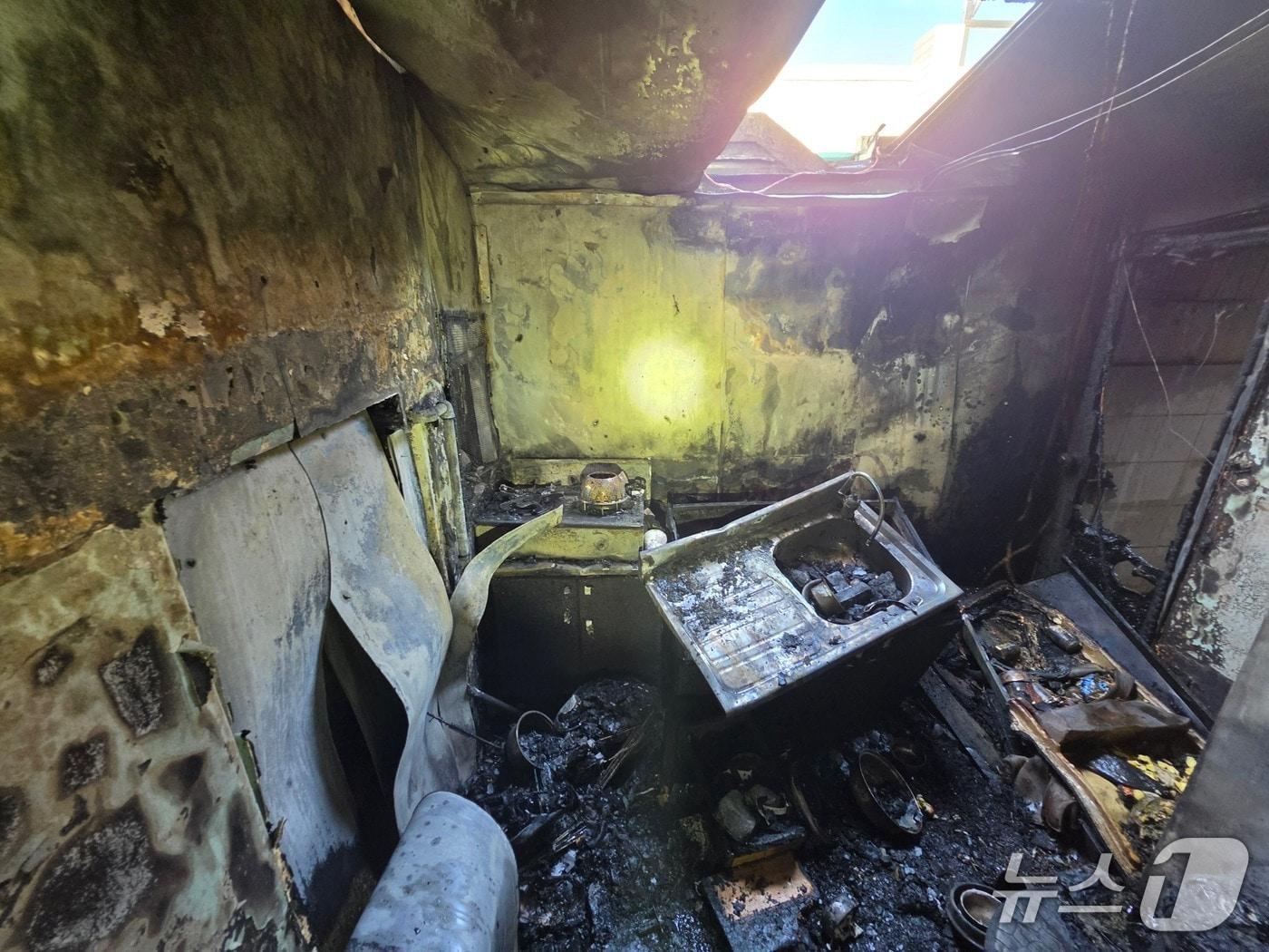 본문 이미지 - 19일 낮 12시 41분쯤 광주 광산구 송정동의 한 단독주택에서 불이나 소방당국이 진화하고 있다.(광주 광산소방 제공. 재판매 및 DB 금지)