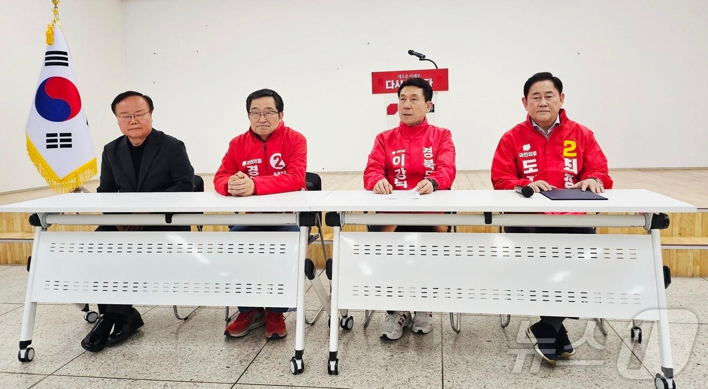 본문 이미지 - 국민의힘 소속 경북도지사 선거 예비경선 결과 발표를 하루 앞둔 19일 김재원·백승주·이강덕·최경환 예비후보(왼쪽부터)가 국민의힘 경북도당 대강당에서 공동기자회견을 열고 본경선 일정을 늦춰달라고 공천관리위원회에 촉구하고 있다. ⓒ 뉴스1 남승렬 기자