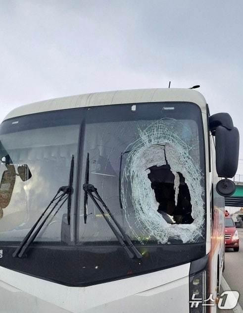 본문 이미지 - 화물차 바퀴가 충격한 고속버스. (경기도소방재난본부 제공. 재판매 및 DB 금지) 2026.3.18/뉴스1
