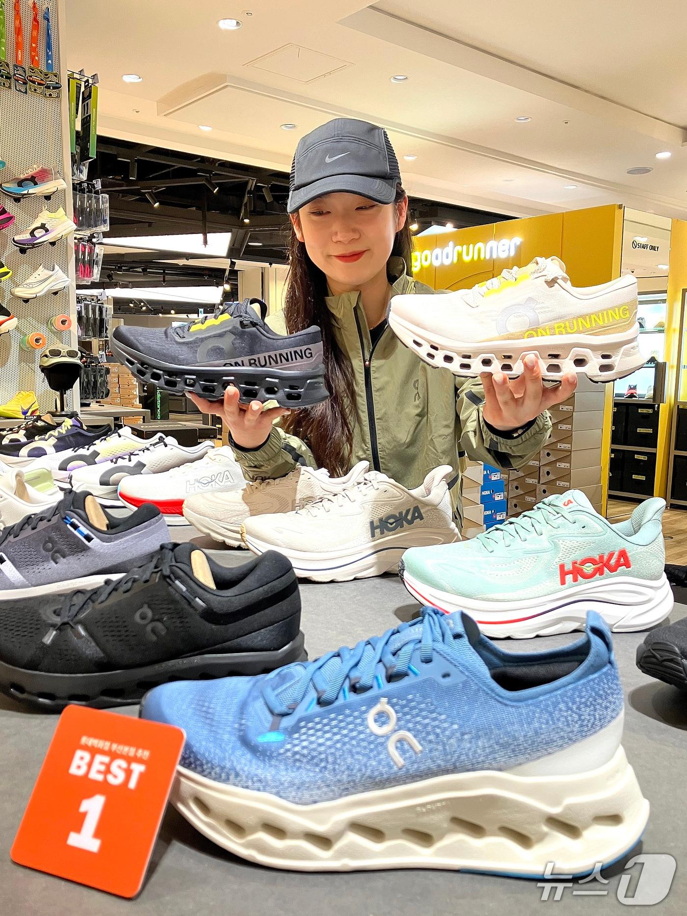 본문 이미지 - 롯데백화점 부산본점 관계자가 러닝화 제품을 소개하고 있다.(롯데백화점 부산본점 제공. 재판매 및 DB 금지)