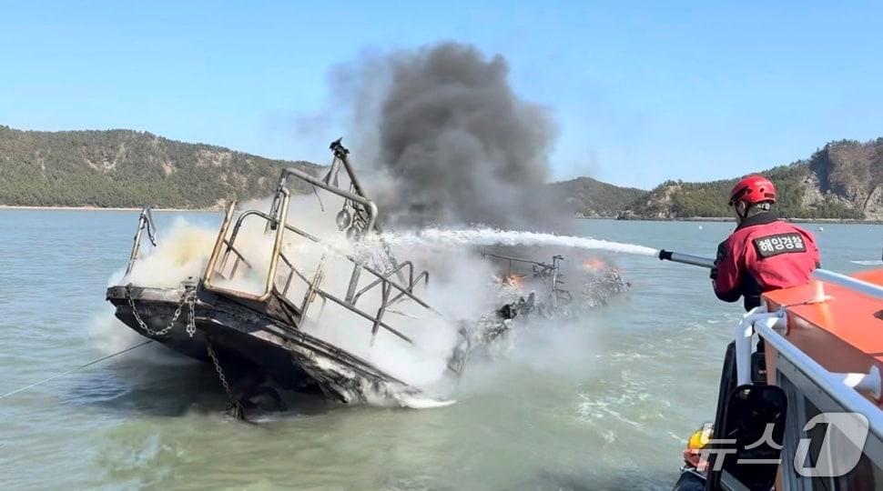 본문 이미지 - 어선 화재 진화 중인 완도해경 모습.(완도해경 제공. 재판매 및 DB금지) 2026.3.19/뉴스1