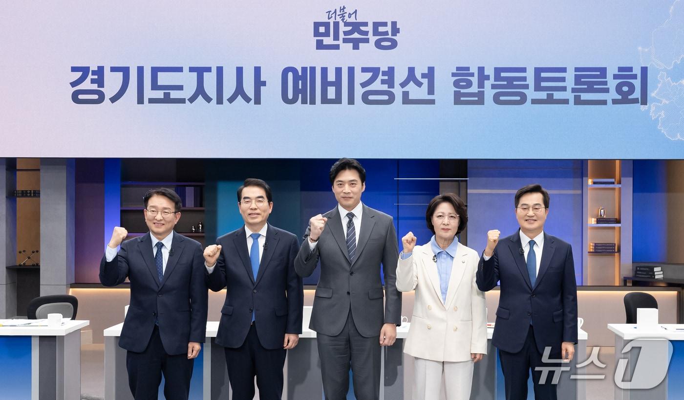 본문 이미지 - 19일 오후 JTBC 스튜디오에서 열린 '더불어민주당 경기도지사 예비경선 합동토론회' 현장.(왼쪽부터 권칠승·양기대·한준호·추미애·김동연 후보)