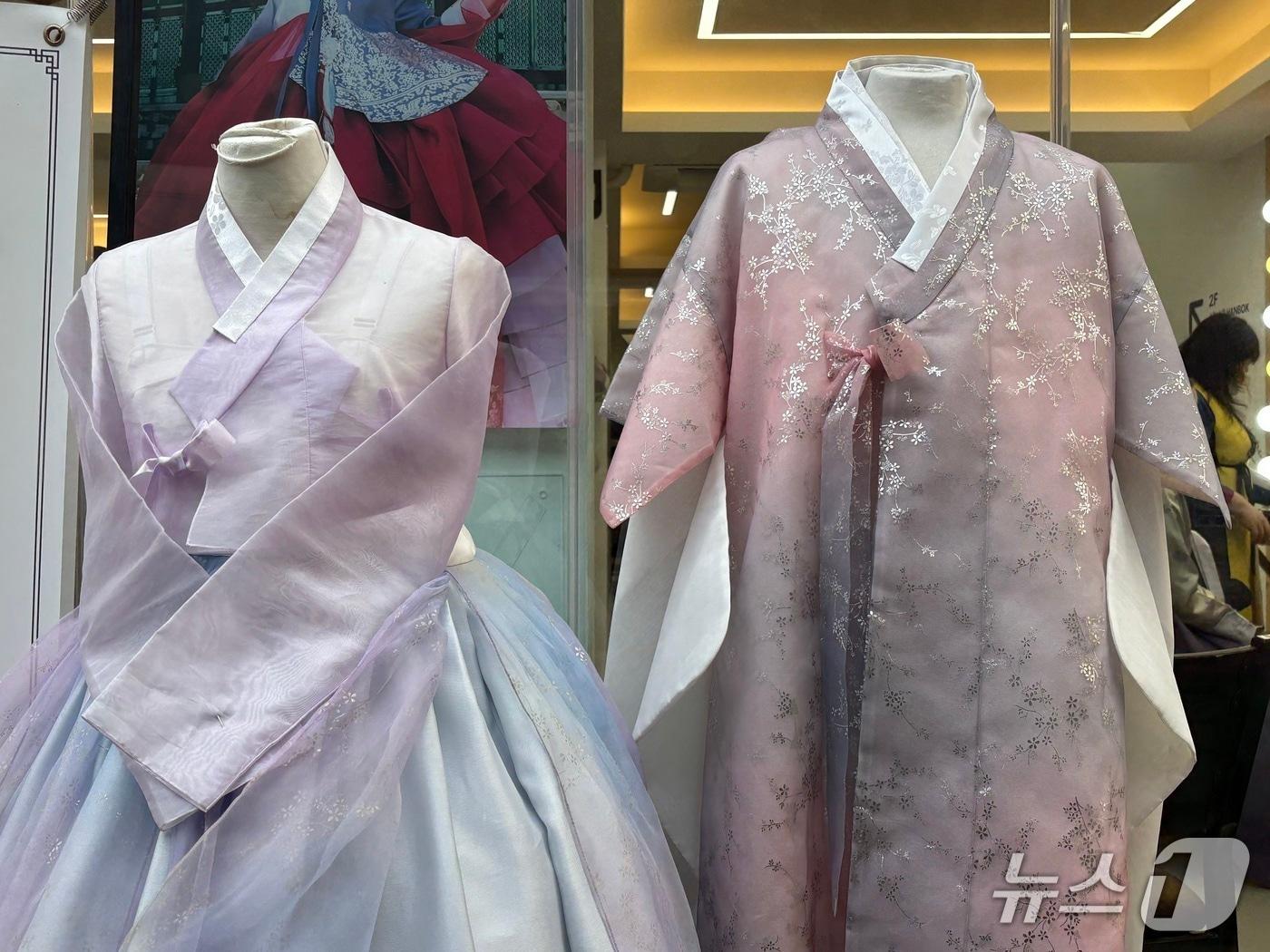 본문 이미지 - 서울 종로구 적선동의 한복 대여 업체 '한복남'이 방탄소년단(BTS) 공연을 앞두고 팬덤 '아미'를 상징하는 보라색 한복을 진열했다.