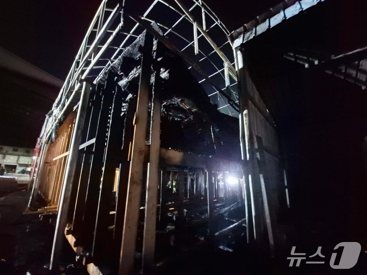 본문 이미지 - 화재가 발생한 목포의 한 공사장 모습.(전남소방본부 제공. 재판매 및 db금지)