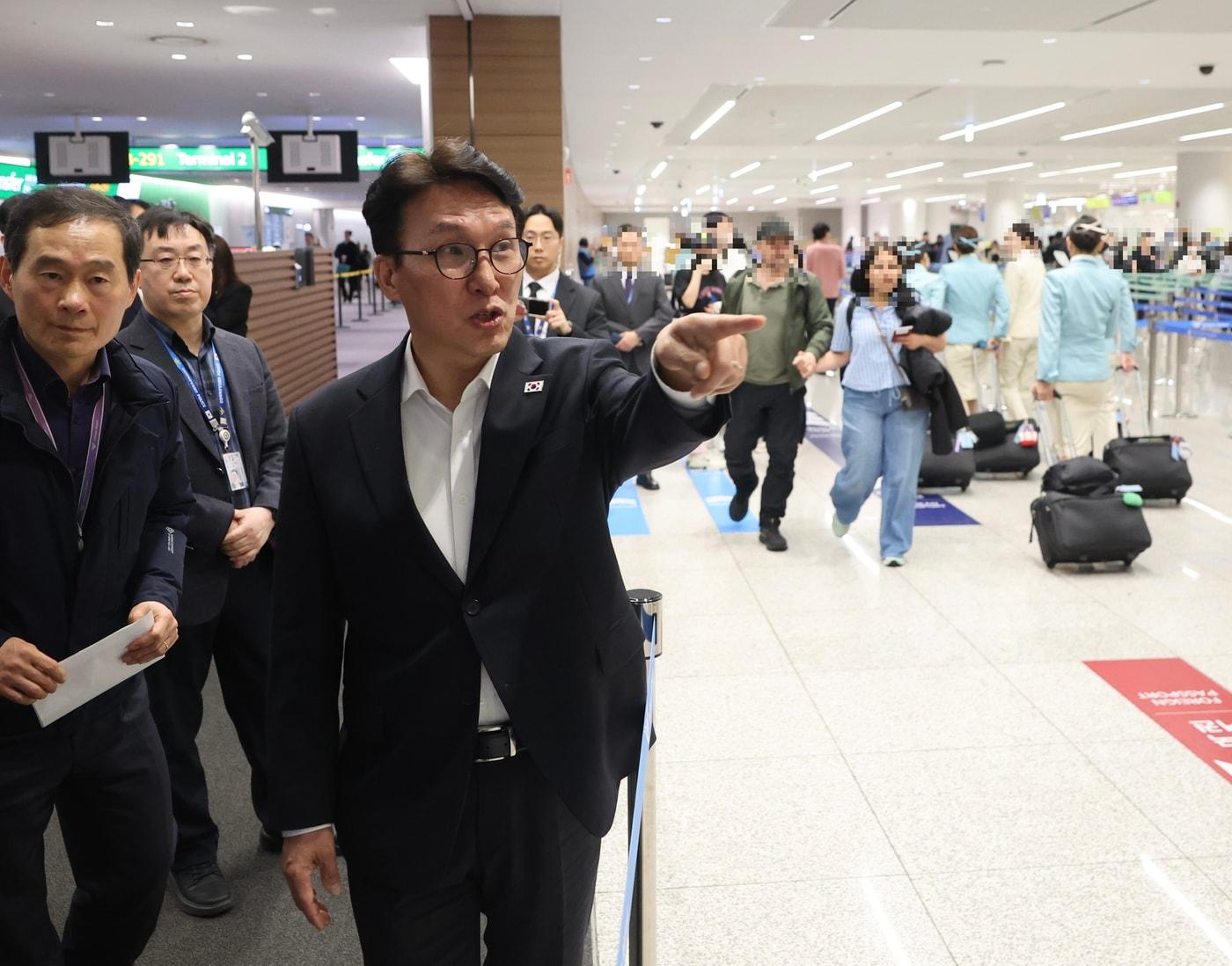 본문 이미지 - 김민석 국무총리가 19일 인천국제공항 입국장에서 방탄소년단(BTS) 컴백 무대 관련 안전 상황을 점검하고 있다.(총리실 제공)