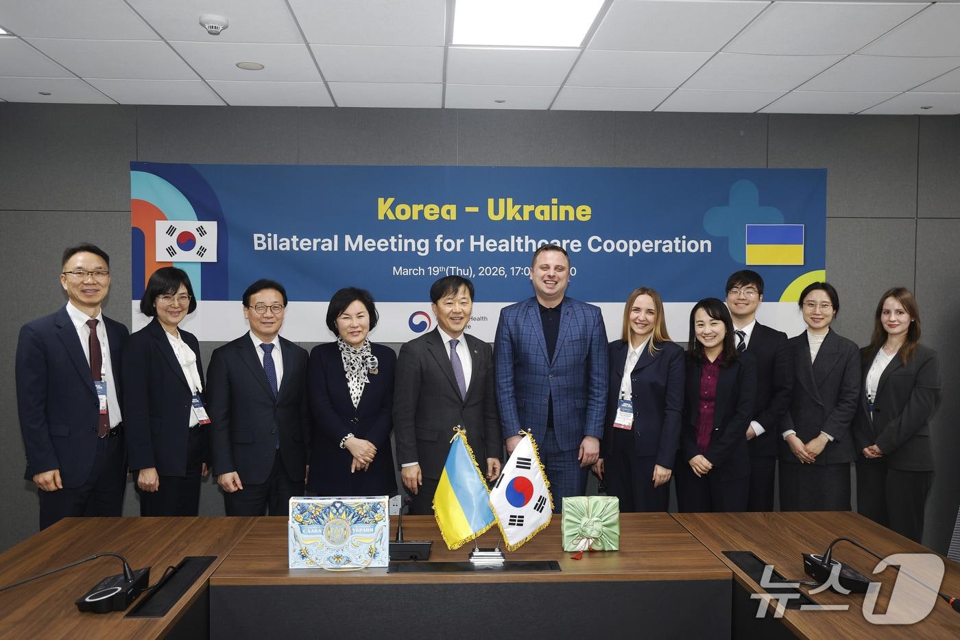 본문 이미지 - 보건복지부는 19일 서울 중구 T타워에서 이형훈 제2차관이 우크라이나 보건부 예브게니 곤차르 차관과 보건의료 협력 방안을 논의했다고 밝혔다.(보건복지부 제공)