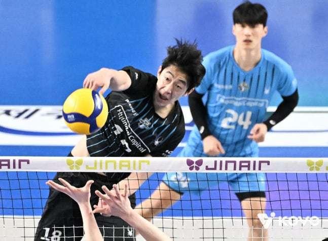 본문 이미지 - 프로배구 현대캐피탈 홍동선이 19일 대한항공과 경기에서 스파이크를 꽂아넣고 있다.(KOVO 제공)