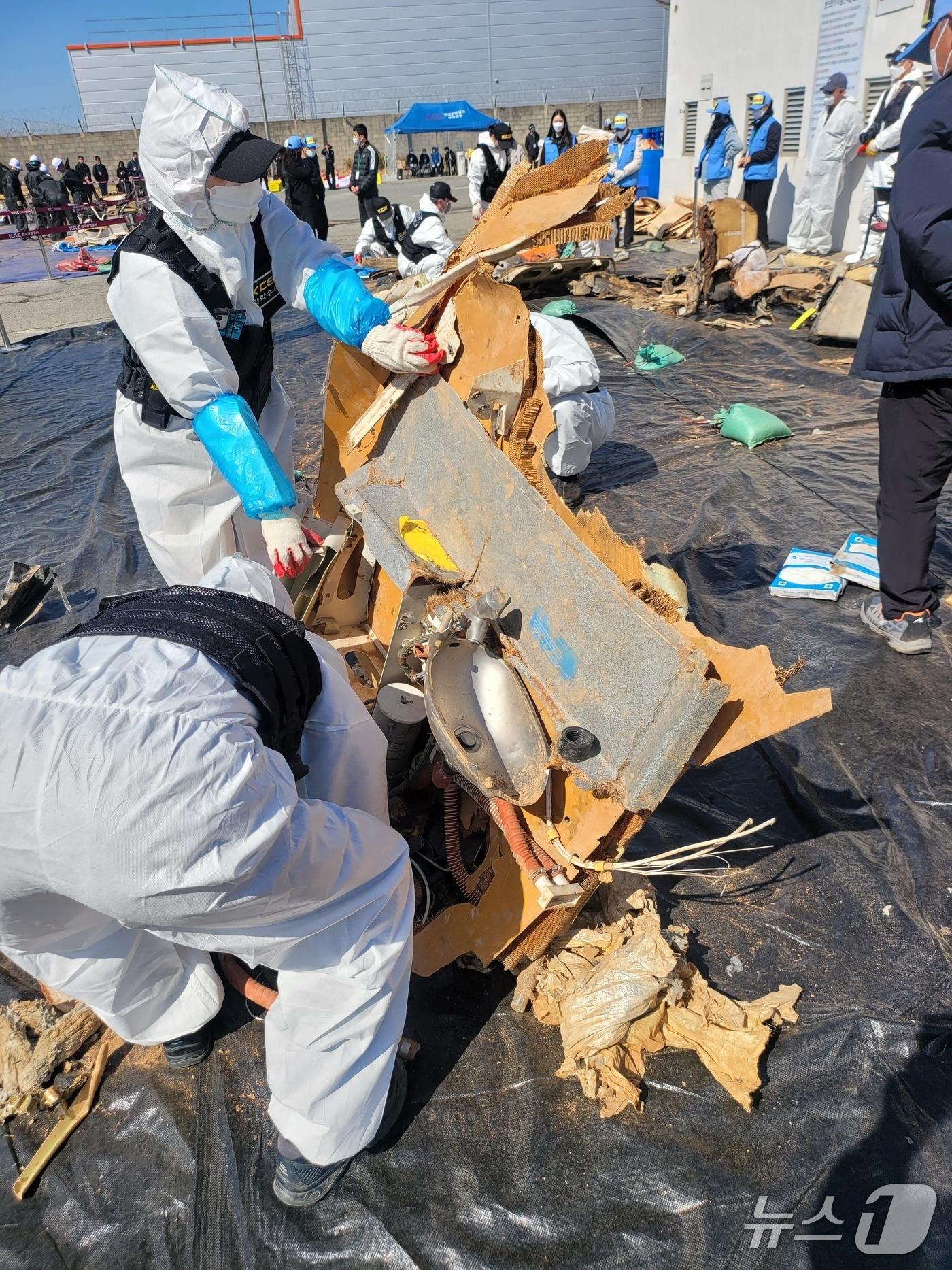 본문 이미지 - 무안공항 여객기 참사 잔해물 재조사 모습.(유가족협의회 제공. 재판매 및 DB금지) 2026.3.19/뉴스1