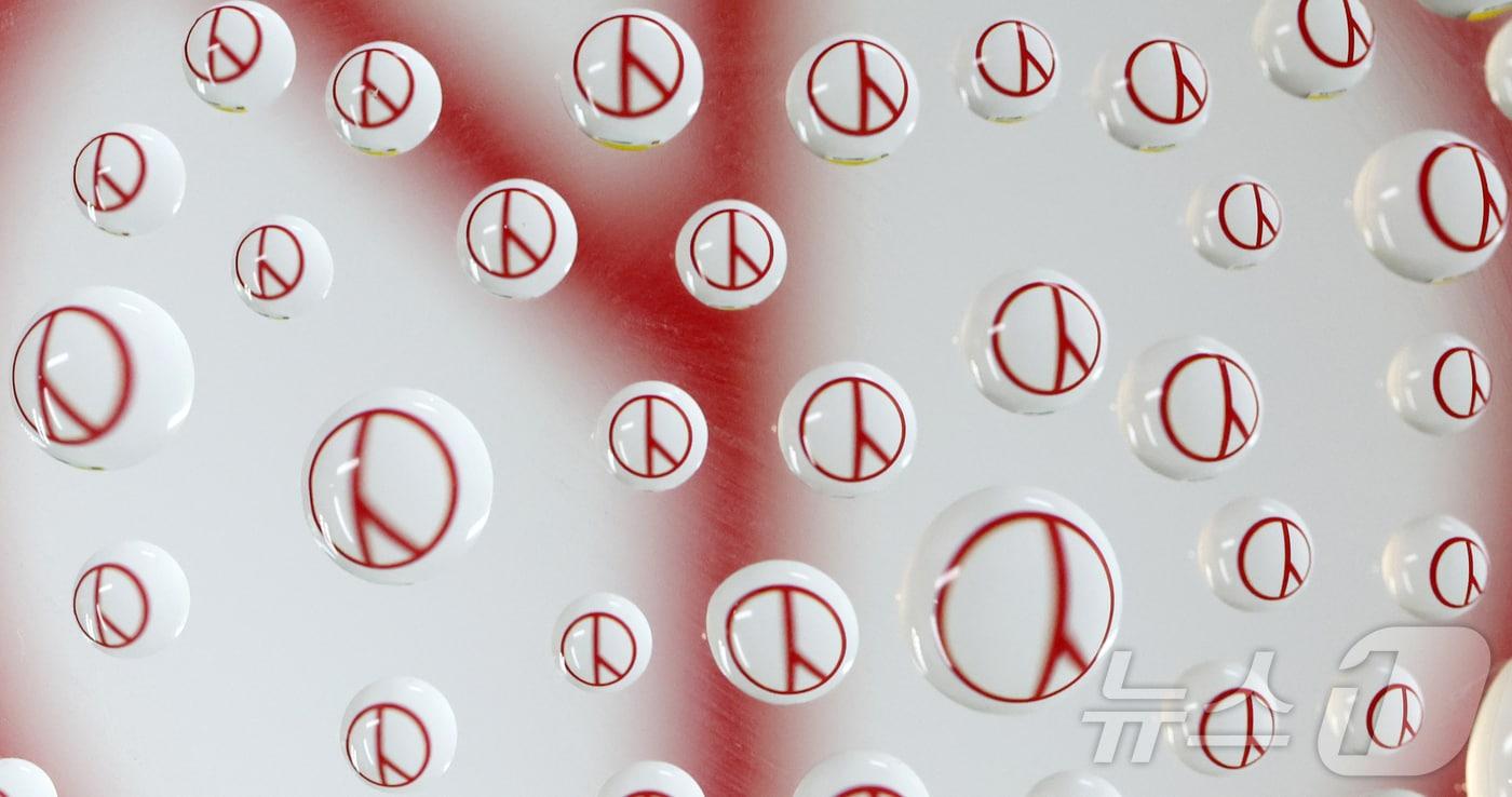 본문 이미지 - ‘세계 물의 날’을 앞둔 20일 물방울 속에 기표 모양이 담겨있다. 한 방울의 물처럼 소중한 한 표가 오는 6월 3일 지방선거에서 지역의 미래를 결정짓는다는 의미를 담았다. 2026.3.20 ⓒ 뉴스1 김기태 기자