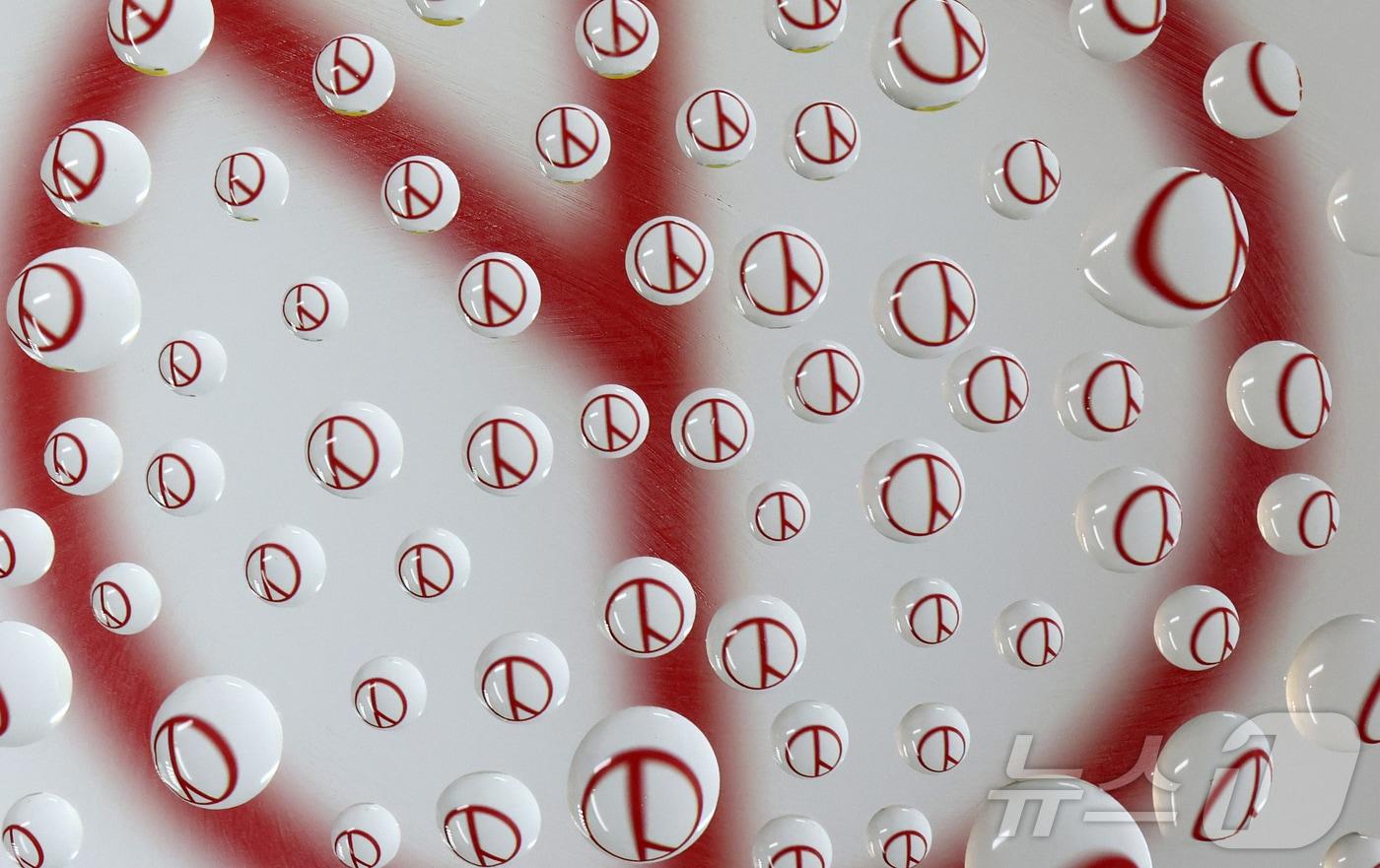 본문 이미지 - ‘세계 물의 날’을 앞둔 20일 물방울 속에 기표 모양이 담겨있다. 한 방울의 물처럼 소중한 한 표가 오는 6월 3일 지방선거에서 지역의 미래를 결정짓는다는 의미를 담았다. 2026.3.20 ⓒ 뉴스1 김기태 기자