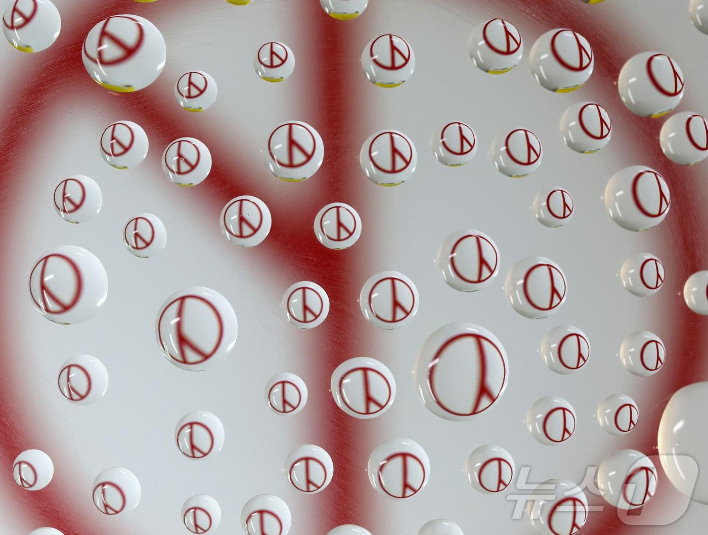 본문 이미지 - ‘세계 물의 날’을 앞둔 20일 물방울 속에 기표 모양이 담겨있다. 한 방울의 물처럼 소중한 한 표가 오는 6월 3일 지방선거에서 지역의 미래를 결정짓는다는 의미를 담았다. 2026.3.20 ⓒ 뉴스1 김기태 기자