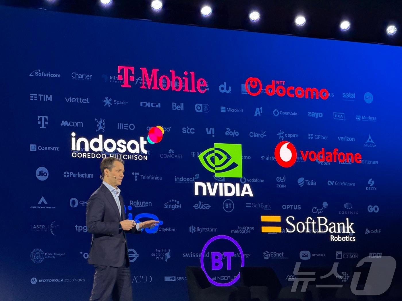 본문 이미지 - 저스틴 호타드(Justin Hotard) 노키아 CEO가 1일(현지시간) MWC26 개막을 앞두고 열린 기자간담회에서 발표하고 있다. 2026.03.01 ⓒ 뉴스1 김민수 기자