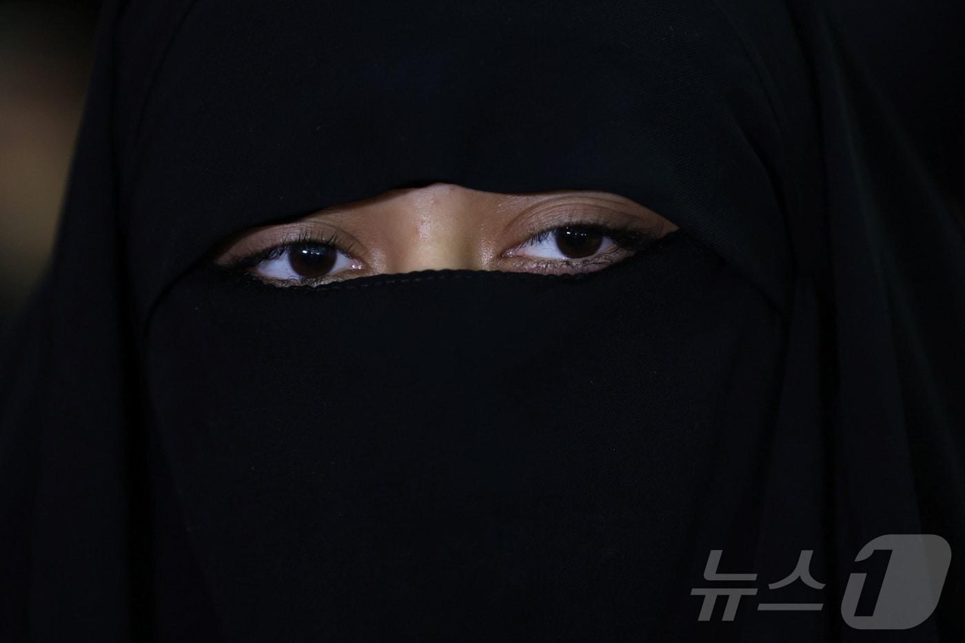 본문 이미지 - 이란 테헤란의 친정부 시위에 참가한 여성. 2026.02.17 ⓒ 로이터=뉴스1