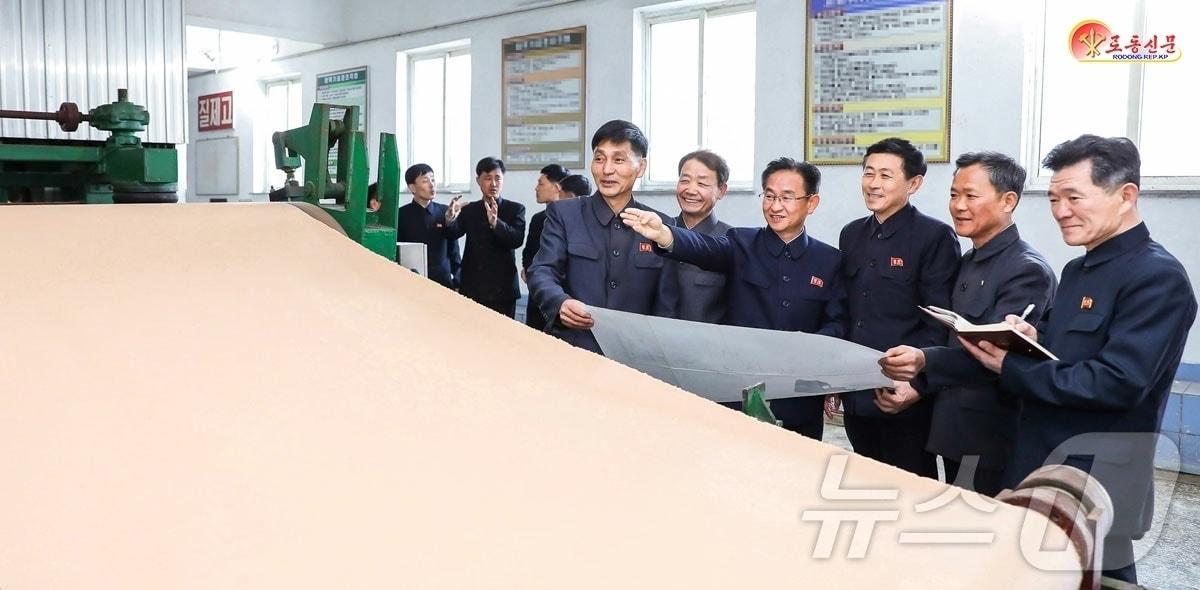 본문 이미지 - (평양 노동신문=뉴스1) = 북한 노동당 기관지 노동신문은 2일 "국가과학원 종이공학연구소에서 리영일 소장이 도 종이공장 건설과 종이생산기술 연구 사업을 지도하고 있다＂라고 보도했다. [국내에서만 사용가능. 재배포 금지. DB 금지. For Use Only in the Republic of Korea. Redistribution Prohibited] rodongphoto@news1.kr
