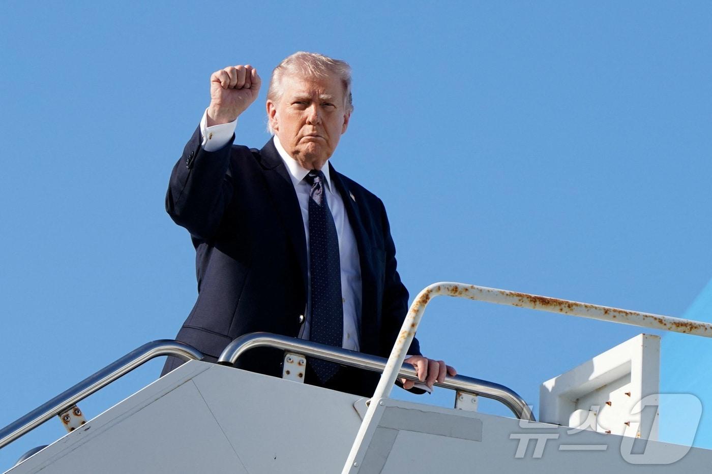 본문 이미지 - 도널드 트럼프 미국 대통령이 1일(현지시간) 플로리다주 웨스트팜비치 소재 팜비치 국제공항에서 에어포스원(미 대통령 전용기)에 탑승하며 주먹을 쥐어 보이고 있다. 2026.03.01. ⓒ 로이터=뉴스1