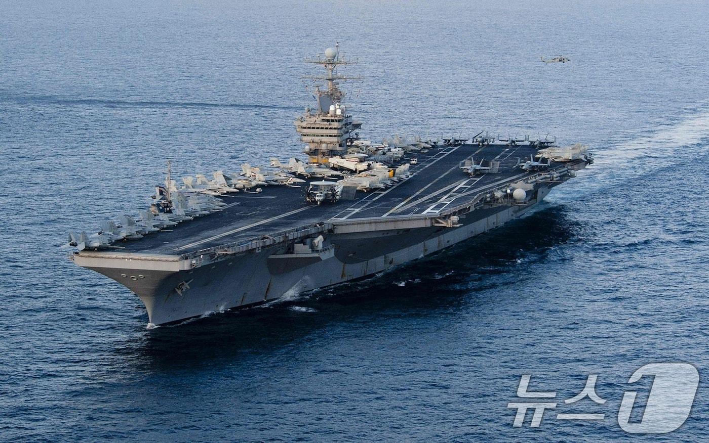 본문 이미지 - 핵추진 항공모함 에이브러햄 링컨함이 2012년 1월 19일 아라비아해를 통과하는 모습으로 당시 미 해군이 언론에 공개했다. 2026.3.2 ⓒ AFP=뉴스1