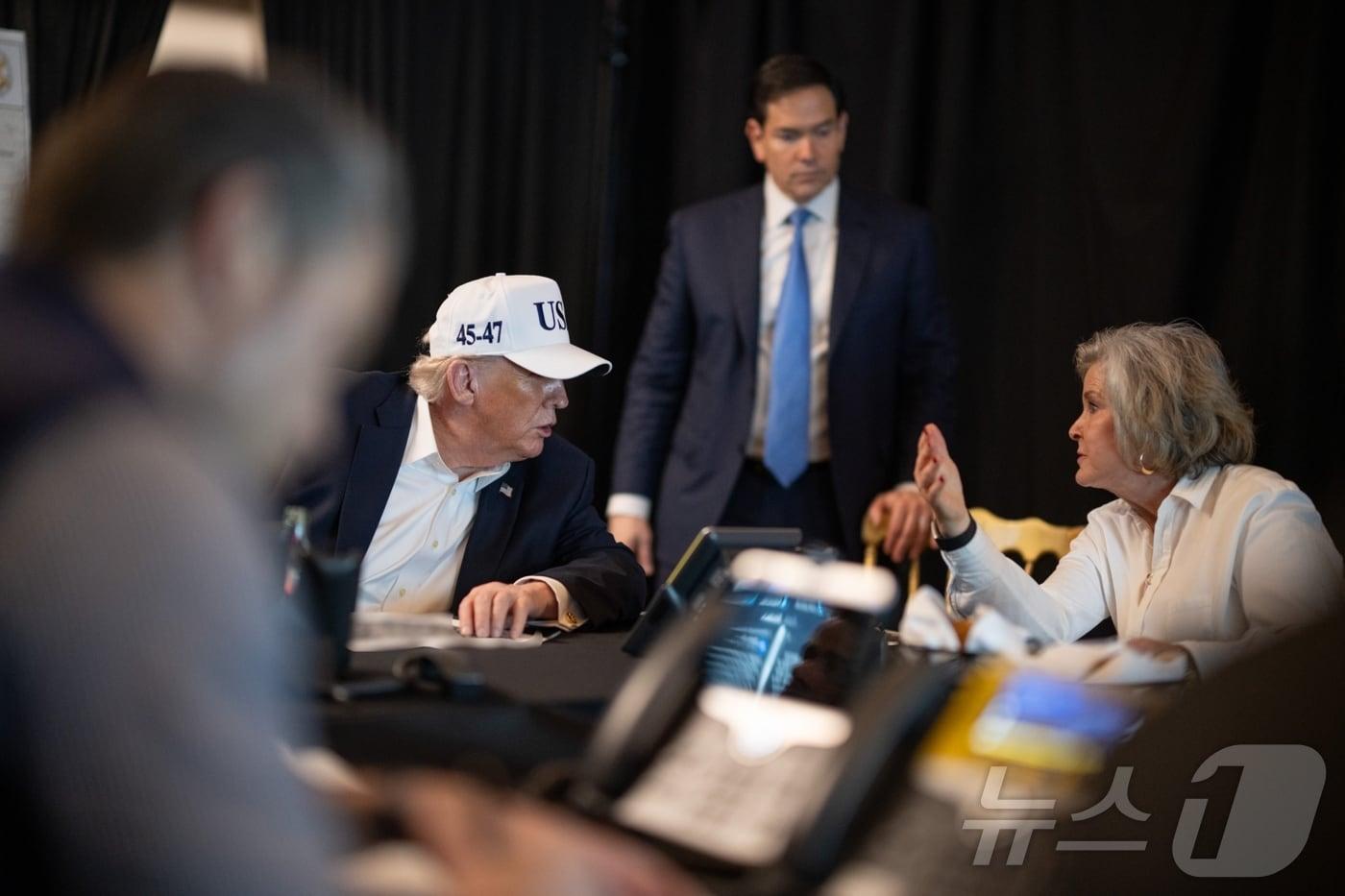 본문 이미지 - 미국 백악관이 공개한 지난달 28일 대(對)이란 군사작전 '에픽 퓨리'(Epic Fury) 상황실 모습. 도널드 트럼프 미국 대통령의 자택인 플로리다주 마러라고에 트럼프와 마코 루비오 국무장관,  수지 와일스 백악관 비서실장 등이 모여 있다.(백악관 엑스 계정, 재판매 및 DB금지) ⓒ 뉴스1 류정민 특파원