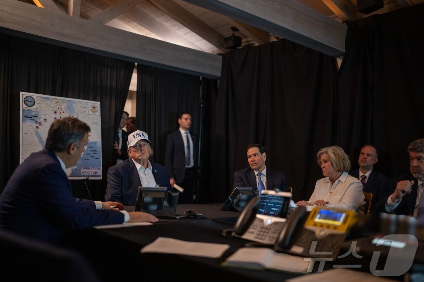 본문 이미지 - 미국 백악관이 공개한 지난달 28일 대(對)이란 군사작전 '에픽 퓨리'(Epic Fury) 진행 점검 상황실. 도널드 트럼프 미국 대통령의 자택인 플로리다주 마러라고에 트럼프와 마코 루비오 국무장관, 수지 와일스 백악관 비서실장 등이 모여 있다.(백악관 엑스 계정, 재판매 및 DB금지) ⓒ 뉴스1 류정민 특파원
