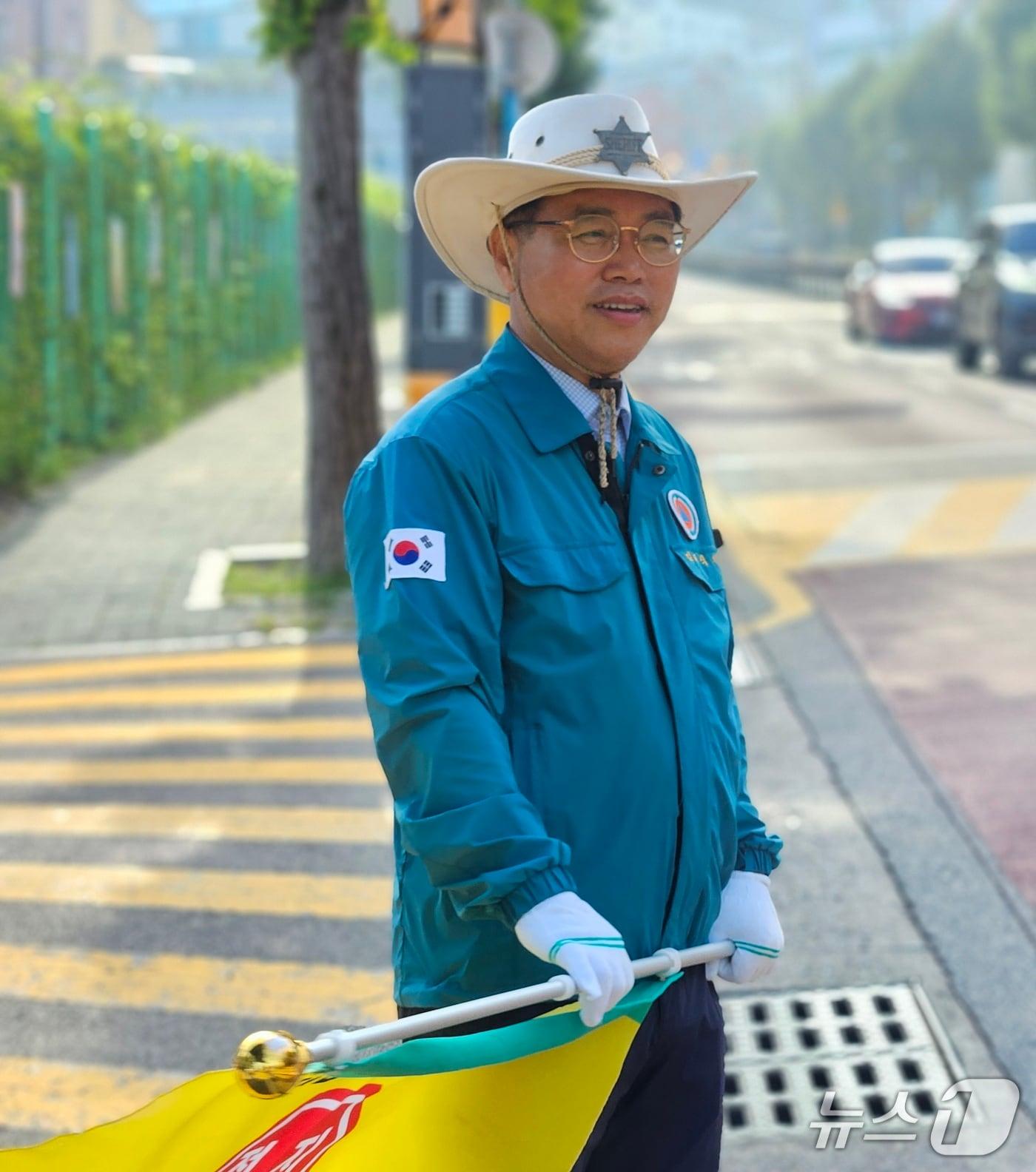 본문 이미지 - 김태식 부산 북구의원, 비·눈 속에도 멈추지 않은 8년간의 교통봉사 모습(김태식 구의원 제공. 재판매 및 DB금지)